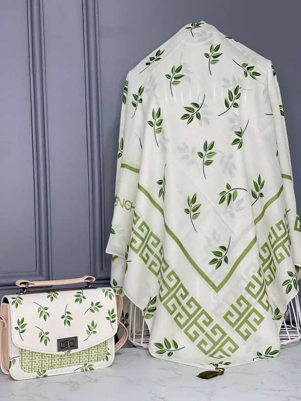 🌿برگ زیتونی 🌈 تک رنگ جنس کیف : ترکیبی از پارچه مخمل و چرم صنعتی ✅ بند دوشی هم دارد ✅ ست با روسری منگوله دار ✅ ست با شال منگوله دار