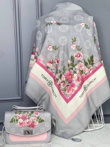 😍 توری برچ/Tory Burch 🌈6 رنگ 👌فوقالعاده سبک و راحت جنس کیف : ترکیبی از پارچه نانوکتان و چرم صنعتی ✅ بند دوشی هم دارد ✅ ست با روسری منگوله دار ✅ ست با شال منگوله دار