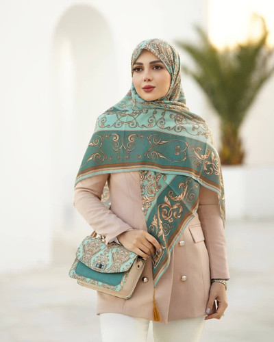 ارسال رایگان 🌈 شش رنگ جنس کیف : ترکیبی از پارچه مخمل و چرم صنعتی ✅ بند دوشی هم دارد ✅ ست با روسری منگوله دار ✅ ست با شال منگوله دار