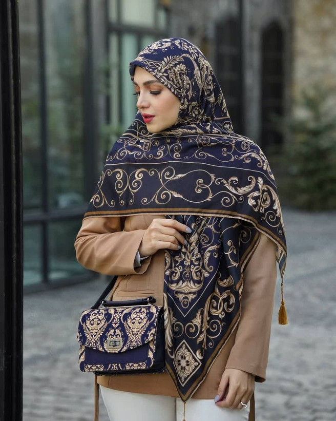 ارسال رایگان 🌈شش رنگ جنس کیف : ترکیبی از پارچه مخمل و چرم صنعتی ✅ بند دوشی هم دارد ✅ ست با روسری منگوله دار ✅ ست با شال منگوله دار