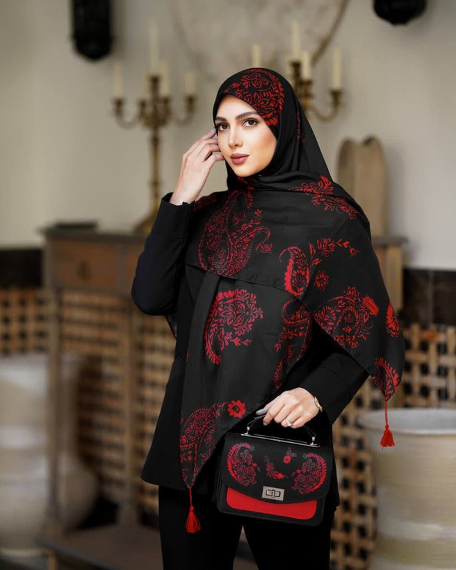 ارسال رایگان 🌈 تک رنگ جنس کیف : ترکیبی از پارچه مخمل و چرم صنعتی ✅ بند دوشی هم دارد ✅ ست با روسری منگوله دار ✅ ست با شال منگوله دار