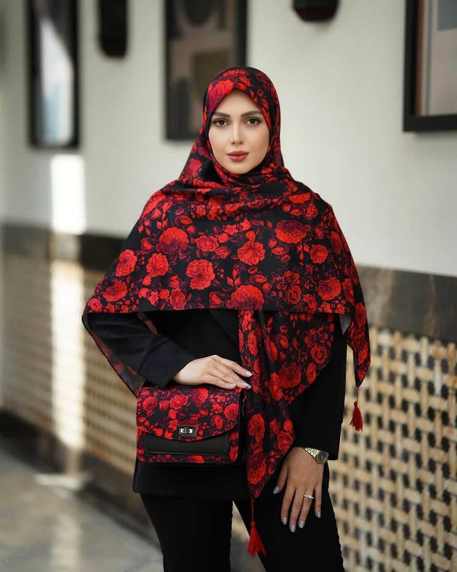 ارسال رایگان 🌈 تک رنگ جنس کیف : ترکیبی از پارچه مخمل و چرم صنعتی ✅ بند دوشی هم دارد ✅ ست با روسری منگوله دار ✅ ست با شال منگوله دار