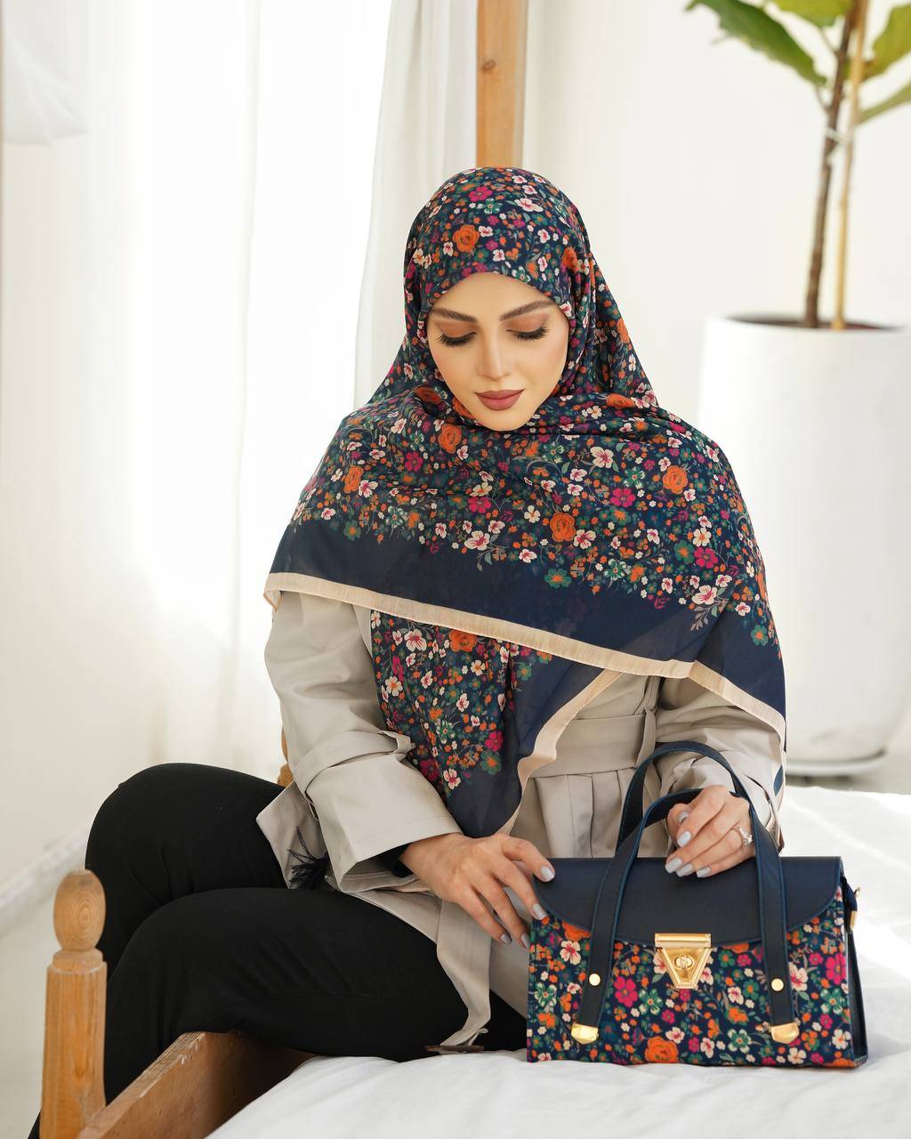 ارسال رایگان  👌فوق‌العاده سبک و راحت  جنس کیف : ترکیبی از پارچه مخمل و چرم صنعتی 🔹🔹 ابعاد کیف: ارتفاع :۱۷/۵ عرض : ۲۹ عمق :۱۱/۵  🔹 یراق خارجی رنگ ثابت  ✅  بند دوشی هم دارد