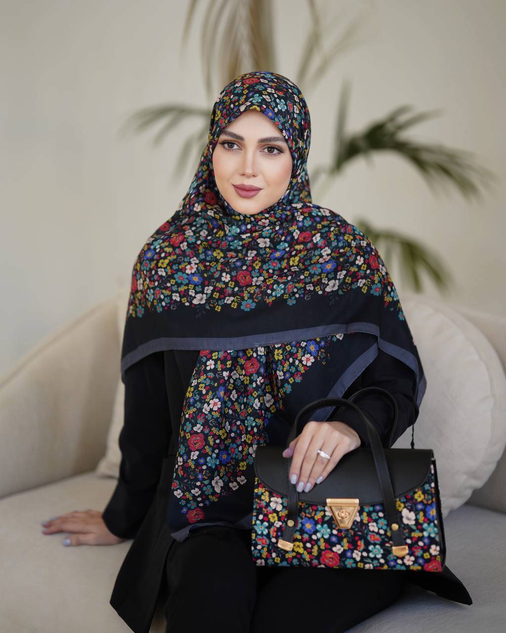 ارسال رایگان   👌فوق‌العاده سبک و راحت  جنس کیف : ترکیبی از پارچه مخمل و چرم صنعتی 🔹🔹🔹🔹🔹🔹🔹🔹 ابعاد کیف: ارتفاع :۱۷/۵ عرض : ۲۹ عمق :۱۱/۵  🔹 یراق خارجی رنگ ثابت  ✅  بند دوشی هم دارد