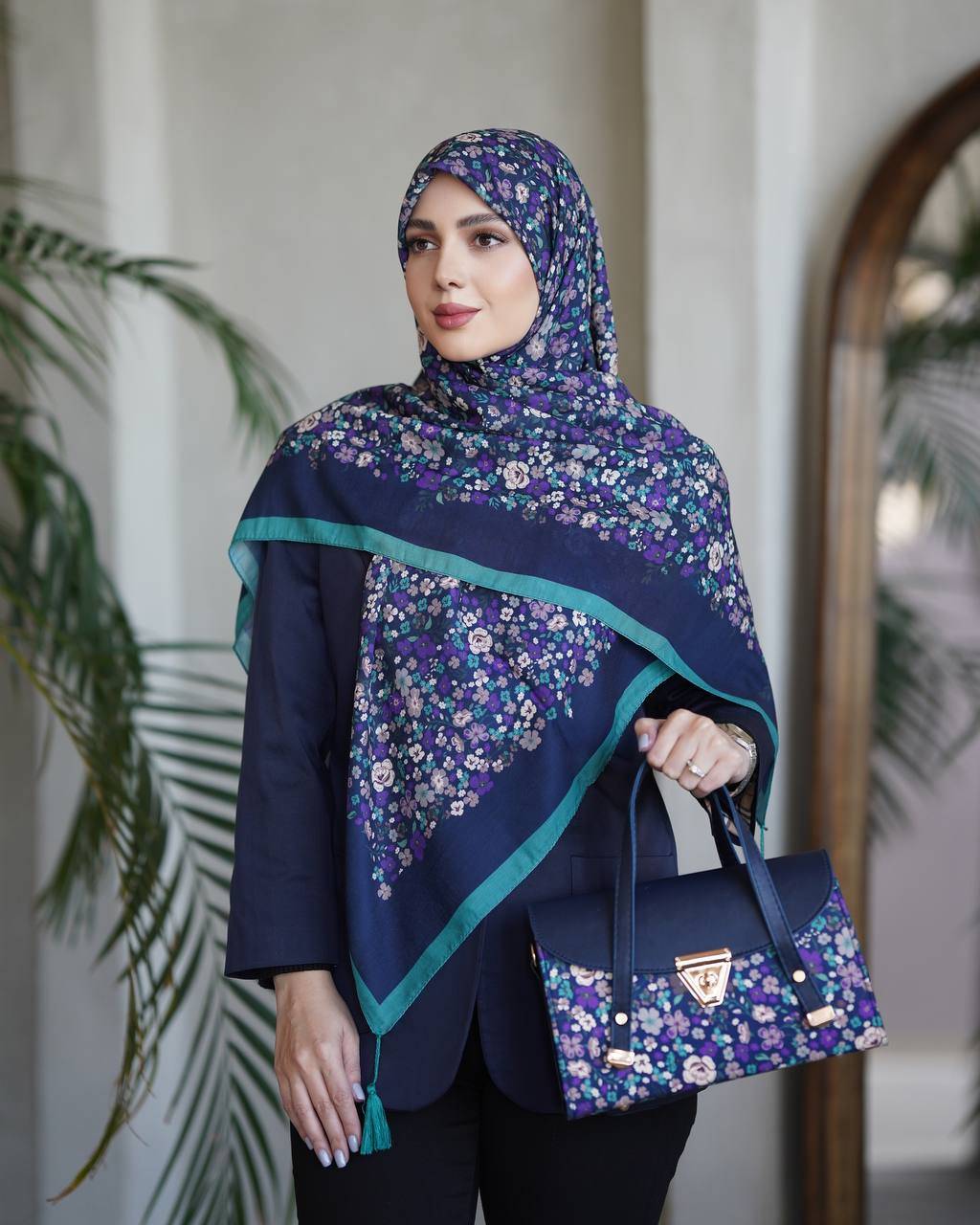 ارسال رایگان   👌فوق‌العاده سبک و راحت  جنس کیف : ترکیبی از پارچه مخمل و چرم صنعتی 🔹🔹 ابعاد کیف: ارتفاع :۱۷/۵ عرض : ۲۹ عمق :۱۱/۵  🔹 یراق خارجی رنگ ثابت  ✅  بند دوشی هم دارد