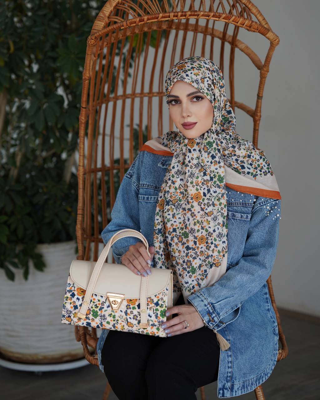 ارسال رایگان    👌فوق‌العاده سبک و راحت  جنس کیف : ترکیبی از پارچه مخمل و چرم صنعتی 🔹🔹 ابعاد کیف: ارتفاع :۱۷/۵ عرض : ۲۹ عمق :۱۱/۵  🔹 یراق خارجی رنگ ثابت  ✅  بند دوشی هم دارد