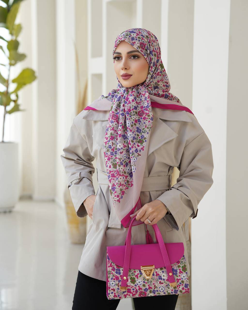 ارسال رایگان  👌فوق‌العاده سبک و راحت  جنس کیف : ترکیبی از پارچه مخمل و چرم صنعتی 🔹🔹 ابعاد کیف: ارتفاع :۱۷/۵ عرض : ۲۹ عمق :۱۱/۵  🔹 یراق خارجی رنگ ثابت  ✅  بند دوشی هم دارد