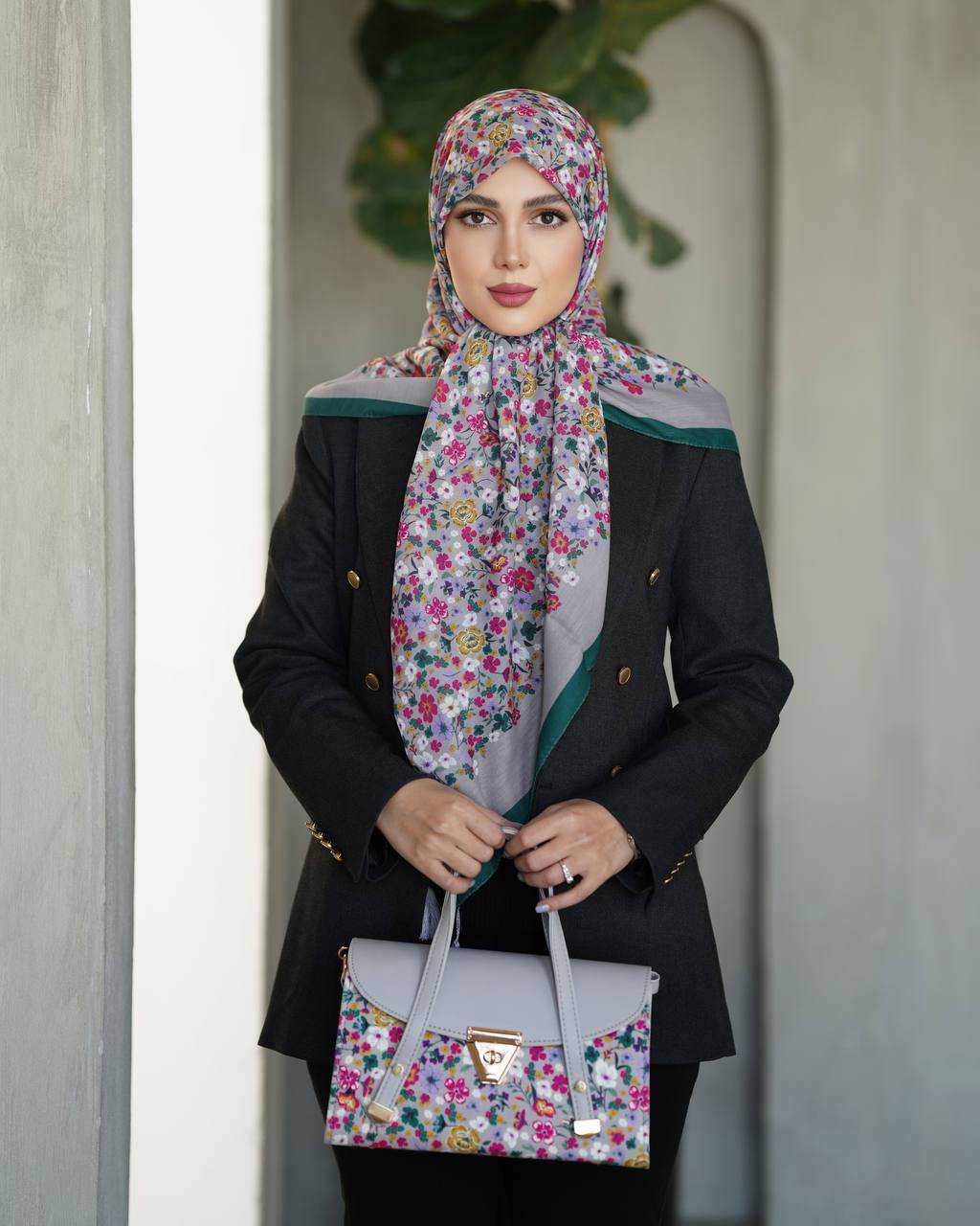 ارسال رایگان   👌فوق‌العاده سبک و راحت  جنس کیف : ترکیبی از پارچه مخمل و چرم صنعتی 🔹🔹 ابعاد کیف: ارتفاع :۱۷/۵ عرض : ۲۹ عمق :۱۱/۵  🔹 یراق خارجی رنگ ثابت  ✅  بند دوشی هم دارد