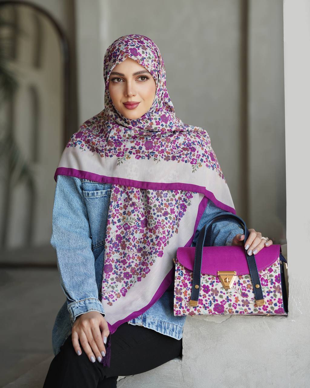 ارسال رایگان  👌فوق‌العاده سبک و راحت  جنس کیف : ترکیبی از پارچه مخمل و چرم صنعتی 🔹🔹 ابعاد کیف: ارتفاع :۱۷/۵ عرض : ۲۹ عمق :۱۱/۵  🔹 یراق خارجی رنگ ثابت  ✅  بند دوشی هم دارد