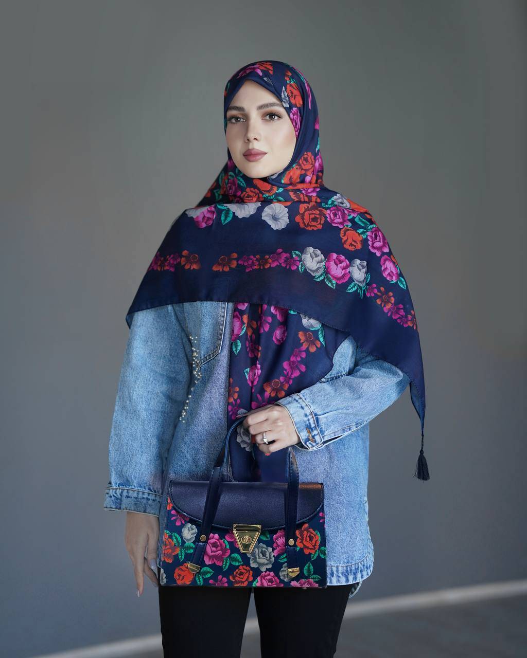 ارسال رایگان  👌فوق‌العاده سبک و راحت  جنس کیف : ترکیبی از پارچه مخمل و چرم صنعتی 🔹🔹 ابعاد کیف: ارتفاع :۱۷/۵ عرض : ۲۹ عمق :۱۱/۵  🔹 یراق خارجی رنگ ثابت  ✅  بند دوشی هم دارد