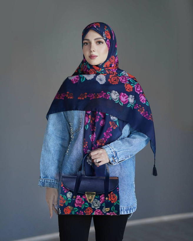 ارسال رایگان 👌فوقالعاده سبک و راحت جنس کیف : ترکیبی از پارچه مخمل و چرم صنعتی 🔹🔹 ابعاد کیف: ارتفاع :۱۷/۵ عرض : ۲۹ عمق :۱۱/۵ 🔹 یراق خارجی رنگ ثابت ✅ بند دوشی هم دارد