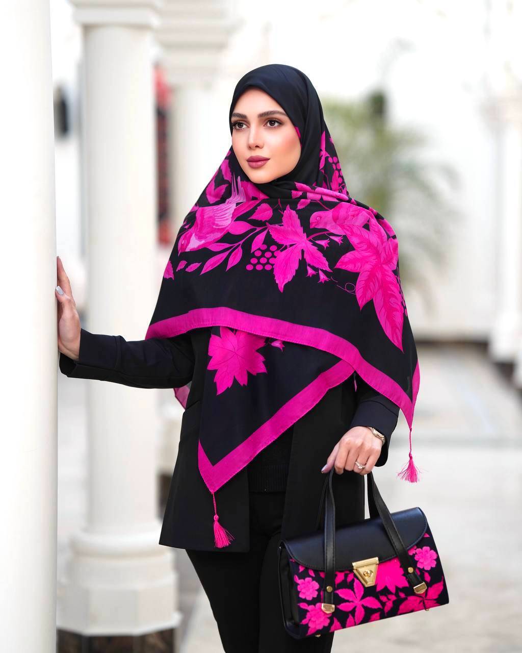ارسال رایگان    👌فوق‌العاده سبک و راحت  جنس کیف : ترکیبی از پارچه مخمل و چرم صنعتی 🔹🔹 ابعاد کیف: ارتفاع :۱۷/۵ عرض : ۲۹ عمق :۱۱/۵  🔹 یراق خارجی رنگ ثابت  ✅  بند دوشی هم دارد