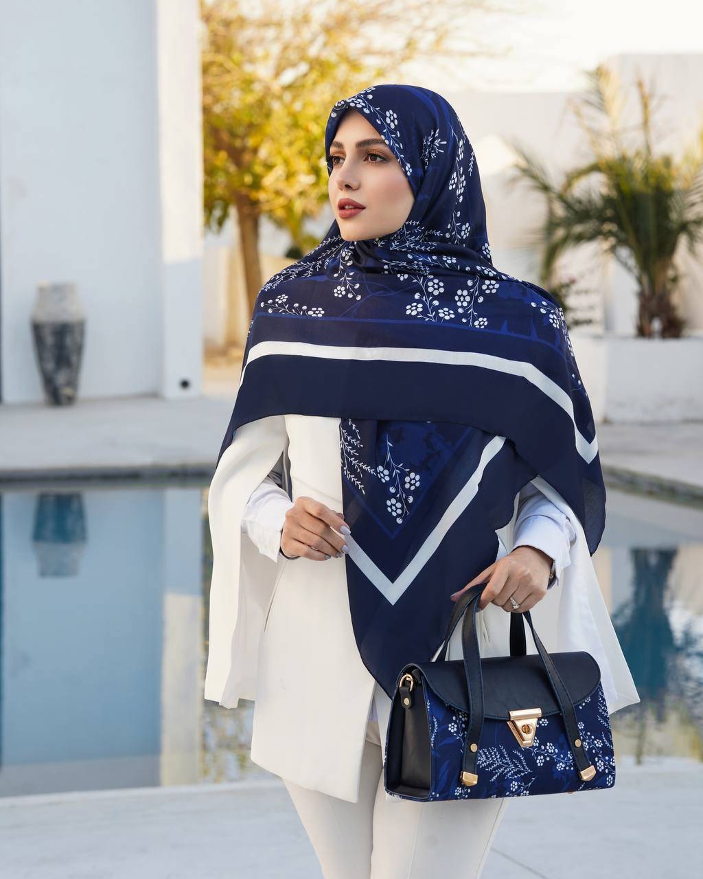 ارسال رایگان   👌فوق‌العاده سبک و راحت  جنس کیف : ترکیبی از پارچه مخمل و چرم صنعتی 🔹🔹 ابعاد کیف: ارتفاع :۱۷/۵ عرض : ۲۹ عمق :۱۱/۵  🔹 یراق خارجی رنگ ثابت  ✅  بند دوشی هم دارد