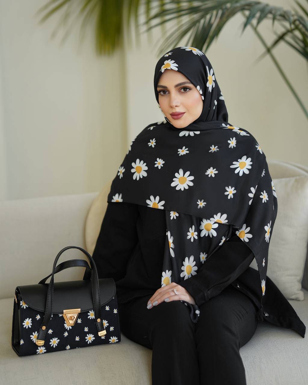 ارسال رایگان  👌فوق‌العاده سبک و راحت  جنس کیف : ترکیبی از پارچه مخمل و چرم صنعتی 🔹🔹 ابعاد کیف: ارتفاع :۱۷/۵ عرض : ۲۹ عمق :۱۱/۵  🔹 یراق خارجی رنگ ثابت  ✅  بند دوشی هم دارد