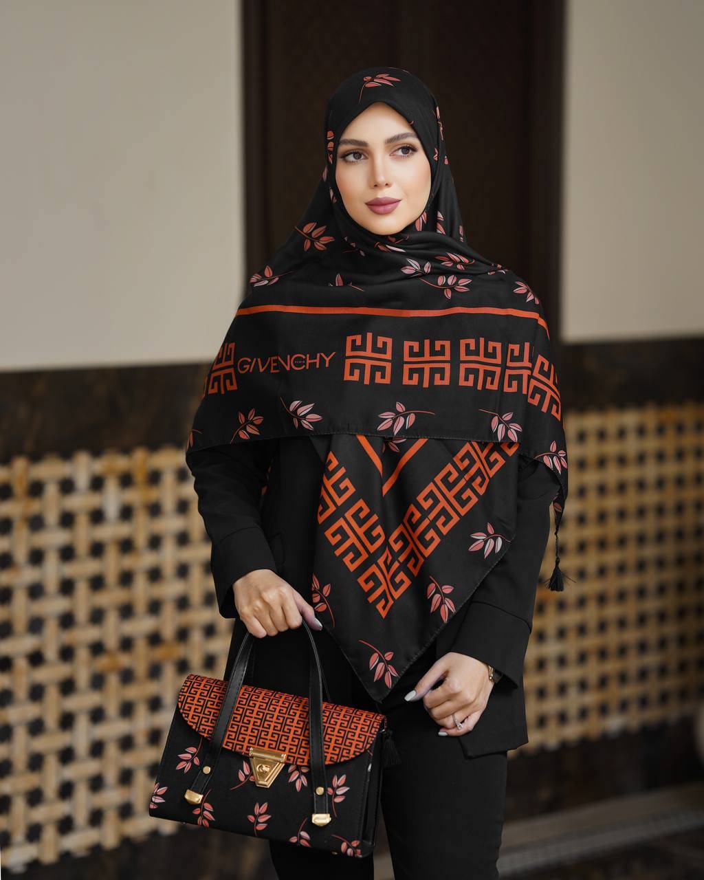 ارسال رایگان  👌فوق‌العاده سبک و راحت  جنس کیف : ترکیبی از پارچه مخمل و چرم صنعتی 🔹🔹 ابعاد کیف: ارتفاع :۱۷/۵ عرض : ۲۹ عمق :۱۱/۵  🔹 یراق خارجی رنگ ثابت  ✅  بند دوشی هم دارد