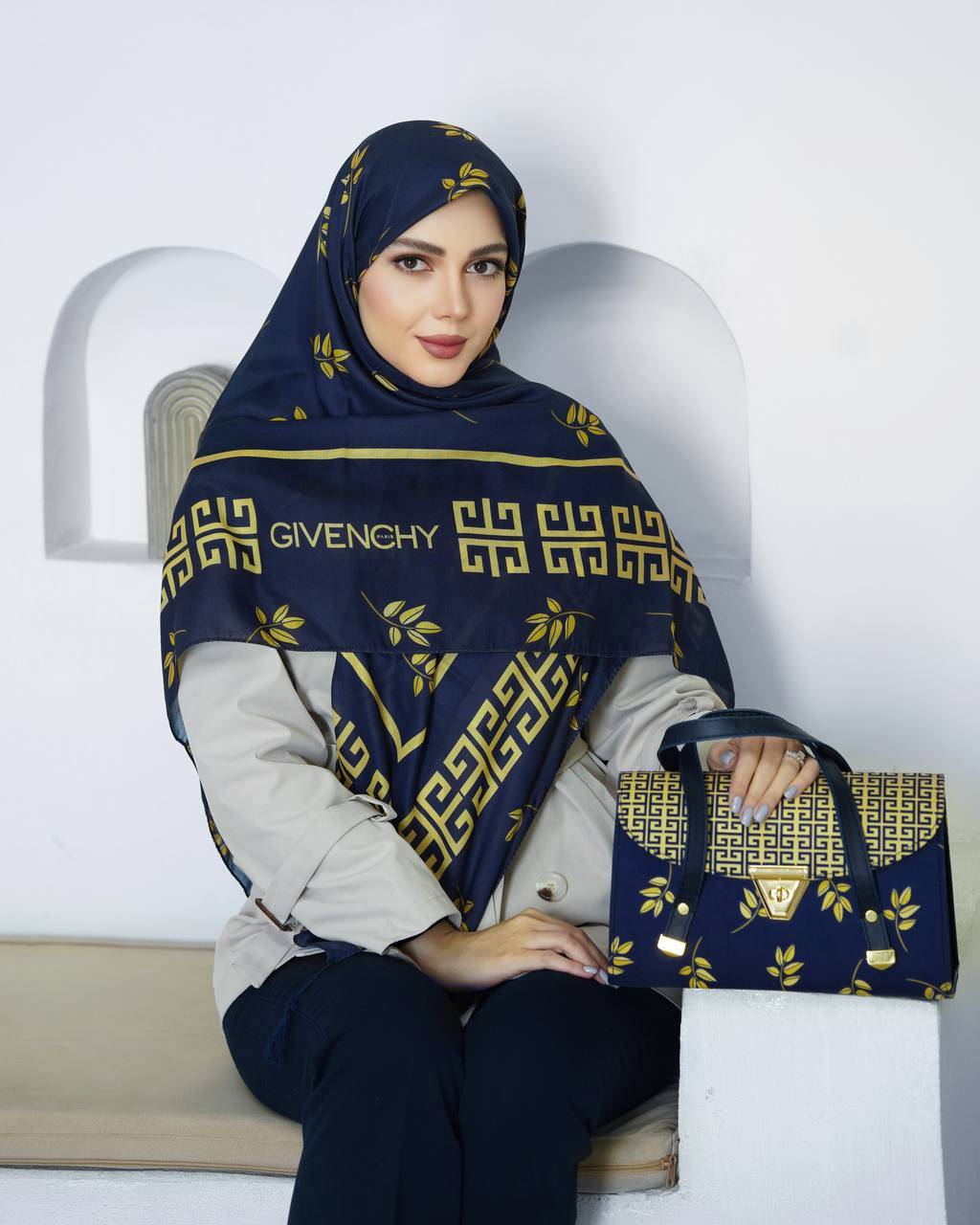 ارسال رایگان  👌فوق‌العاده سبک و راحت  جنس کیف : ترکیبی از پارچه مخمل و چرم صنعتی 🔹🔹 ابعاد کیف: ارتفاع :۱۷/۵ عرض : ۲۹ عمق :۱۱/۵  🔹 یراق خارجی رنگ ثابت  ✅  بند دوشی هم دارد