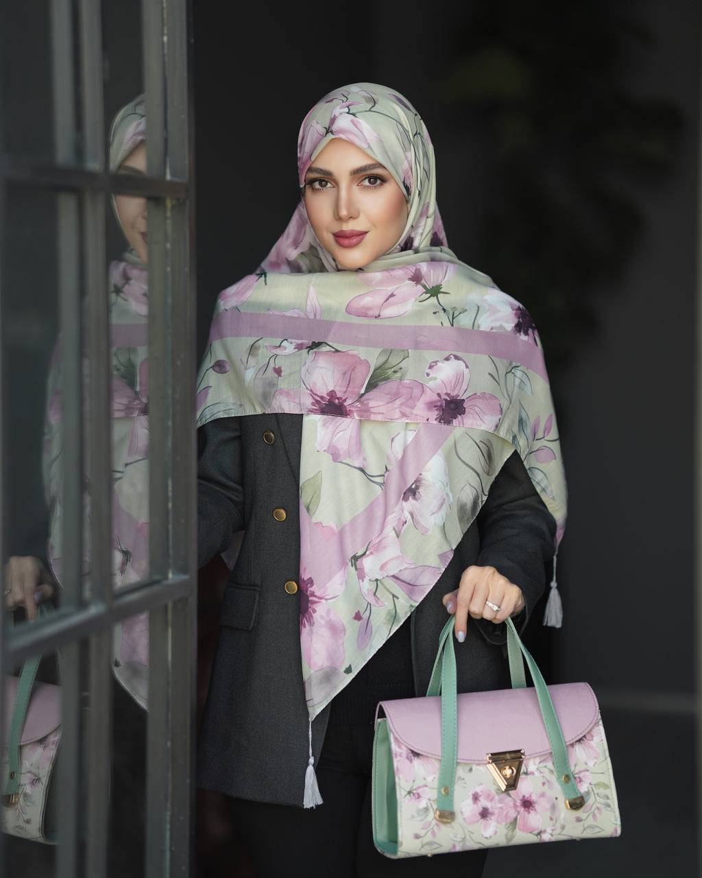 ارسال رایگان   👌فوق‌العاده سبک و راحت  جنس کیف : ترکیبی از پارچه مخمل و چرم صنعتی 🔹🔹 ابعاد کیف: ارتفاع :۱۷/۵ عرض : ۲۹ عمق :۱۱/۵  🔹 یراق خارجی رنگ ثابت  ✅  بند دوشی هم دارد