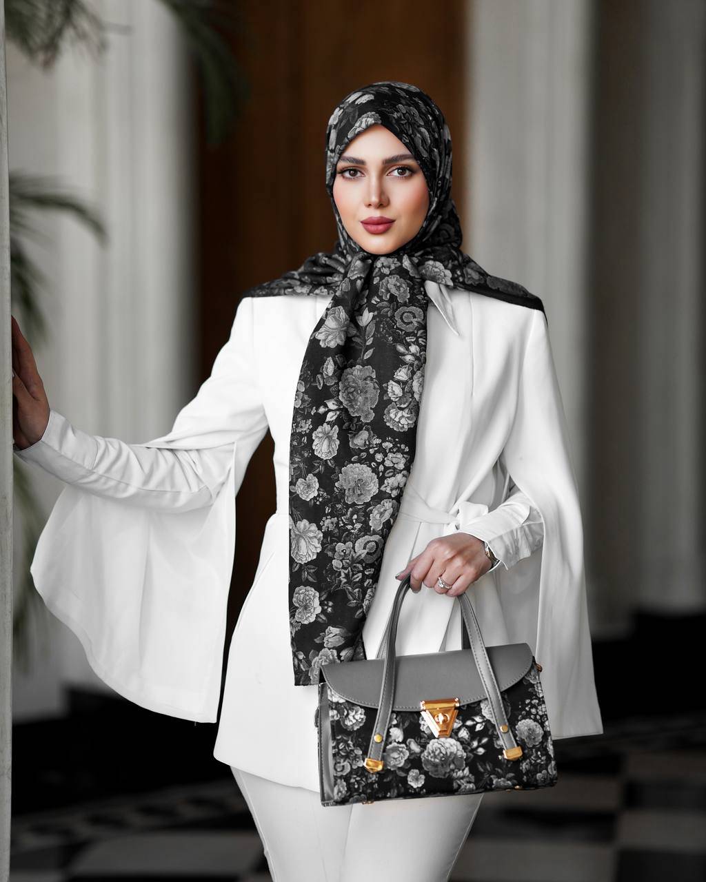 ارسال رایگان  👌فوق‌العاده سبک و راحت  جنس کیف : ترکیبی از پارچه مخمل و چرم صنعتی 🔹🔹 ابعاد کیف: ارتفاع :۱۷/۵ عرض : ۲۹ عمق :۱۱/۵  🔹 یراق خارجی رنگ ثابت  ✅  بند دوشی هم دارد