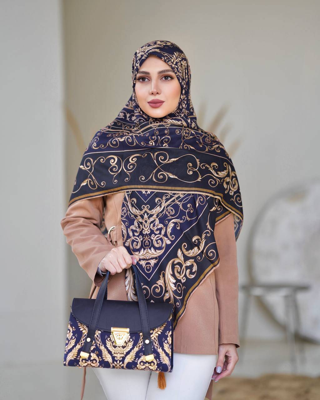 ارسال رایگان   👌فوق‌العاده سبک و راحت  جنس کیف : ترکیبی از پارچه مخمل و چرم صنعتی 🔹🔹 ابعاد کیف: ارتفاع :۱۷/۵ عرض : ۲۹ عمق :۱۱/۵  🔹 یراق خارجی رنگ ثابت  ✅  بند دوشی هم دارد
