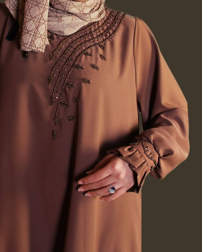  عبا. عبا یا مانتو عبایی ✅افرا یقه جواهر دوزی ♠️ با جواهر دوزی زیبا روی یقه و مچ ♠️ جنس پارچه الیزا مرغوب ♠️ در دو سایز ♠️ در رنگهای متنوع مشکی ، سبز زمردی ، بادمجانی ، طوسی ، سرمه ای و گلبهی یکی دیگه از کارهای جذاب و مجلسی جواهر دوزی