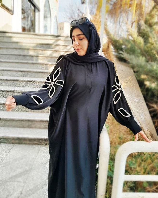  عبا. مانتو عبایی مدل حنانه ▪️ جواهر دوزی روی آستین که تا شانه ی کار بالا رفته ▪️ جنس پارچه حریر مرغوب ▪️در رنگ بندی مشکی ▪️ در دو سایز ترنج جواهر دوزی آستین یه کار شیک و ساده